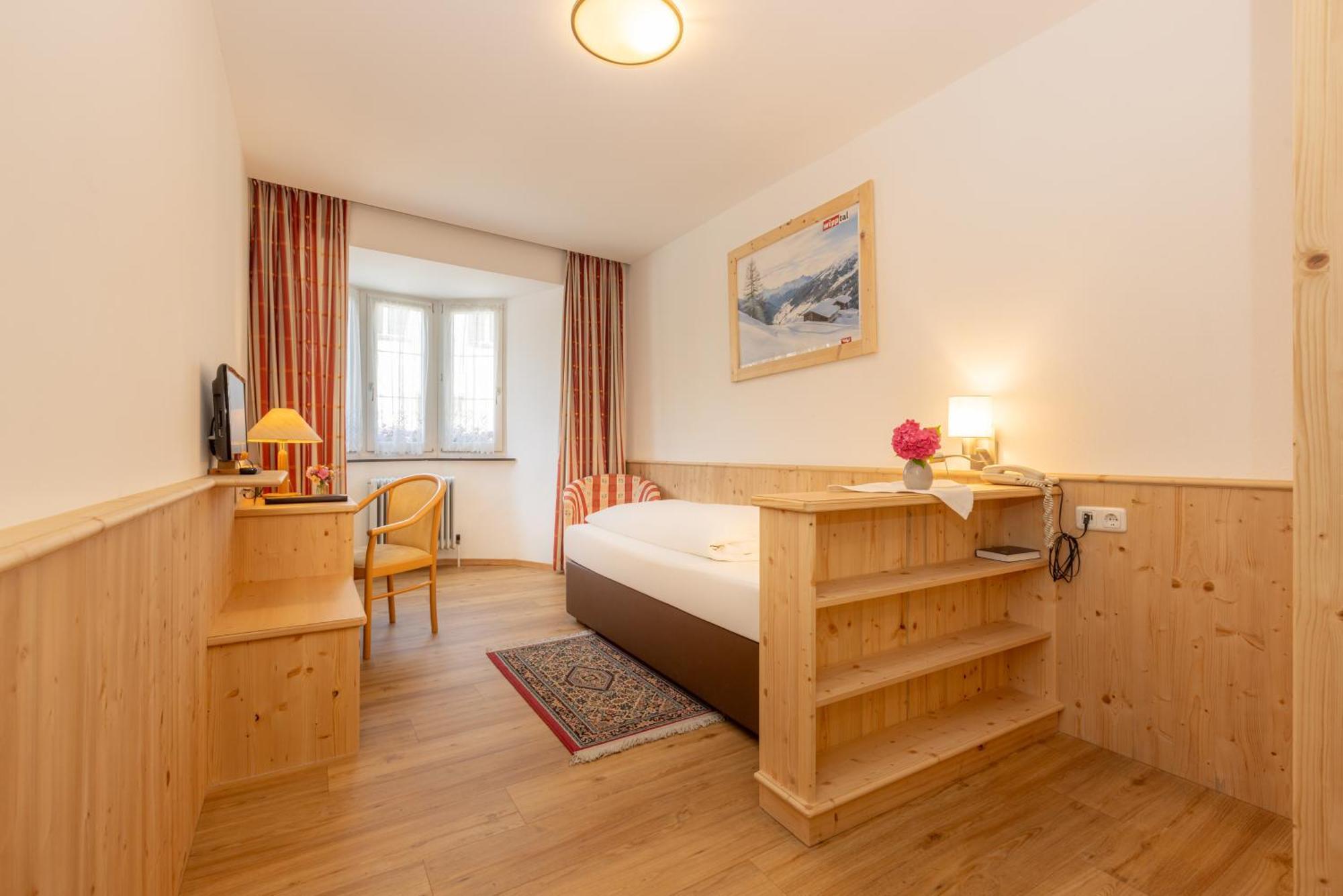 Hotel Krone Matrei am Brenner Luaran gambar